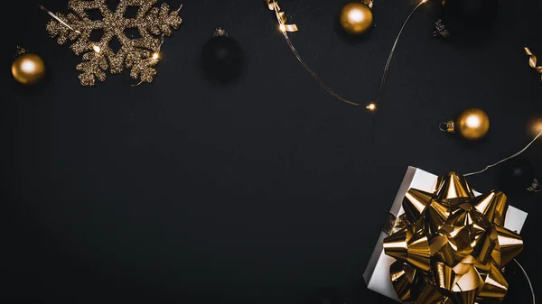 Χριστουγεννιάτικο Φόντο Χρυσό Λευκό Κουτί Δώρου Χρυσή Κορδέλα Μπάλες Του — Φωτογραφία Αρχείου