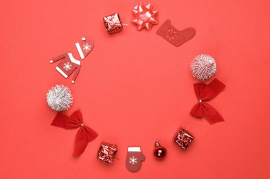 Kış indirimi. Çorap, hediyeler, kış ağacı, kurdele ve selamlama kartı için kırmızı arka planda fiyonk. Noel, kış, yeni yıl konsepti
