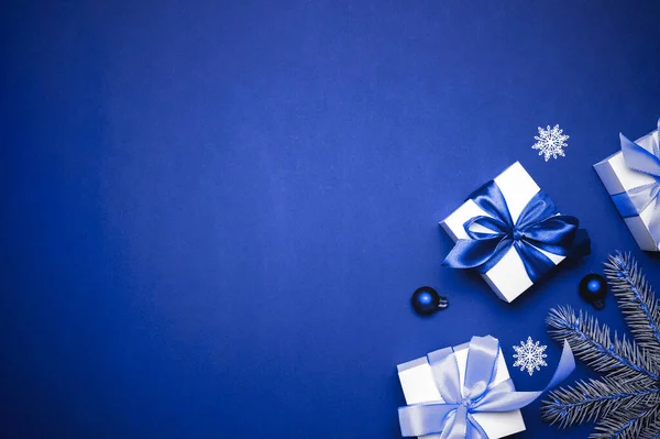 Рождественский Венок Белый Подарок Голубым Луком Голубыми Шарами Зимней Елкой — стоковое фото