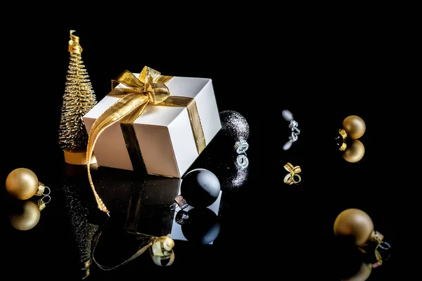 Decoração Natal Isolado Presente Branco Com Arco Dourado Bolas Ouro — Fotografia de Stock