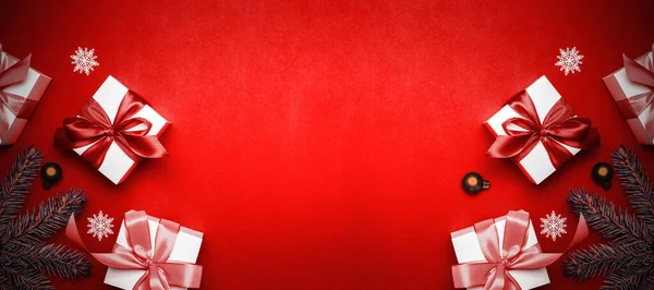 Weihnachten Hintergrund Rot Weiße Geschenkschachtel Mit Scharlachrotem Band Neujahrskugeln Und — Stockfoto