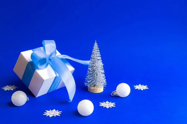 Navidad Decoración Fondo Azul Caja Regalo Blanca Con Cinta Azul — Foto de Stock