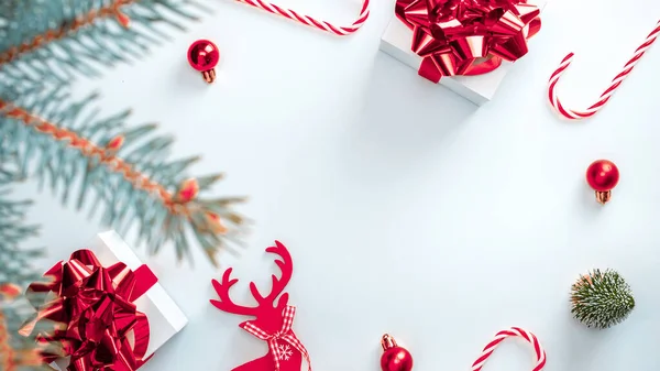 Χριστουγεννιάτικο Δώρο Λευκά Δώρα Κόκκινο Τόξο Κόκκινες Μπάλες Και Χειμωνιάτικο — Φωτογραφία Αρχείου