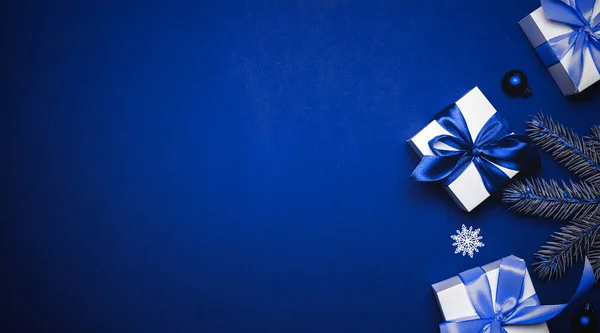 Зимний Голубой Праздник Белая Подарочная Коробка Голубой Лентой Новогодними Шарами — стоковое фото