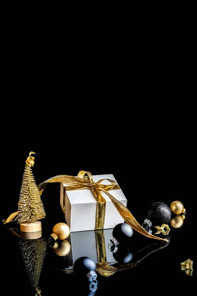 Feliz Natal Caixa Presente Branca Com Fita Dourada Bolas Ano — Fotografia de Stock