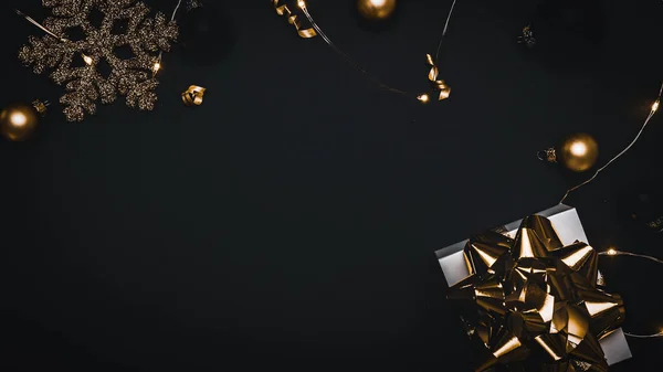 Рождественский Подарок Белый Подарок Золотым Луком Золотые Шары Блестящие Гирлянды — стоковое фото