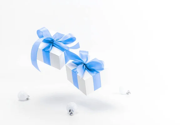 Μπλε Φόντο Χειμώνα Λευκό Κουτί Δώρου Μπλε Κορδέλα Μπάλες Πρωτοχρονιάς — Φωτογραφία Αρχείου