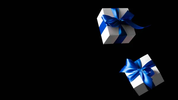 黑色星期五 黑色星期五概念中的白色礼品盒 蓝色缎带与黑色背景隔离 带复制空间的冬季飞行作文 — 图库照片