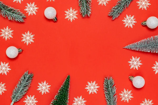 Kerstkrans Witte Sneeuwvlokken Dennenboom Zilveren Ballen Kerstcompositie Rode Achtergrond Voor — Stockfoto