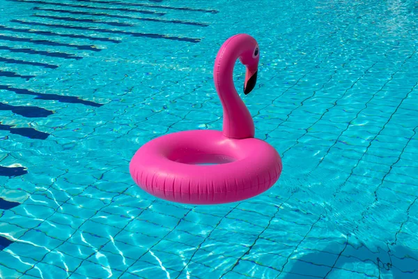 Havsbakgrund Rosa Uppblåsbar Flamingo Poolvatten För Sommar Strand Bakgrund Lyx — Stockfoto