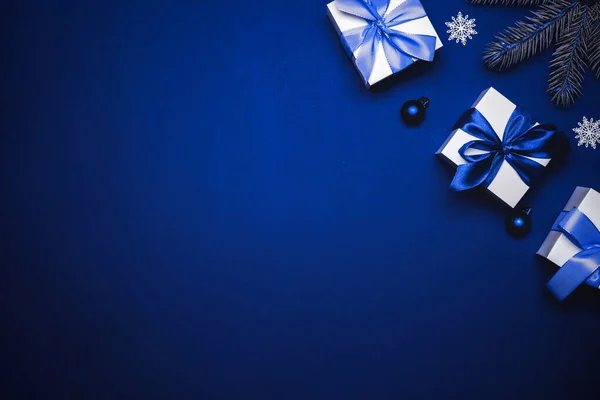 Зимний Дизайн Белая Подарочная Коробка Голубой Лентой Новогодними Шарами Зимней — стоковое фото