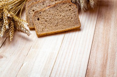 Geleneksel ekmek. Buğday tohumu kulaklı bir somun taze ekmek ya da ahşap desenli bir bitki. Çavdar ekmeği fırını. Fırın ürün etiketi için tasarım ögesi