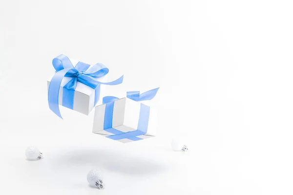 Weihnachtlicher Hintergrund Weiße Geschenke Mit Blauer Schleife Und Neujahrskugeln Weihnachtsdekoration — Stockfoto
