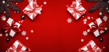 Hediye kurdele kutusu. Kırmızı kurdeleli beyaz hediye kutusu, yılbaşı baloları ve tebrik kartı için koyu kırmızı arka planda parlak ışıklar. Noel, kış, yeni yıl konsepti