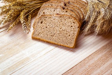 Geleneksel ekmek. Buğday tohumu kulaklı bir somun taze ekmek ya da ahşap desenli bir bitki. Çavdar ekmeği fırını. Fırın ürün etiketi için tasarım ögesi