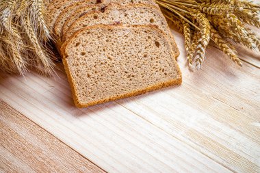 Çavdar viskisi. Buğday tohumu kulaklı bir somun taze ekmek ya da ahşap desenli bir bitki. Kabuklu somun ve ekmek kırıntılarıyla fırın. Fırın ürün etiketi için tasarım ögesi