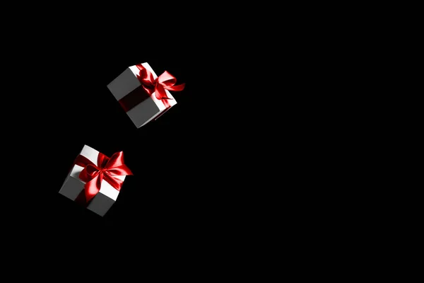 折扣横幅 黑色星期五的横幅 白色礼物 红色弓落在黑色背景上 复制空间 飞行背景 — 图库照片