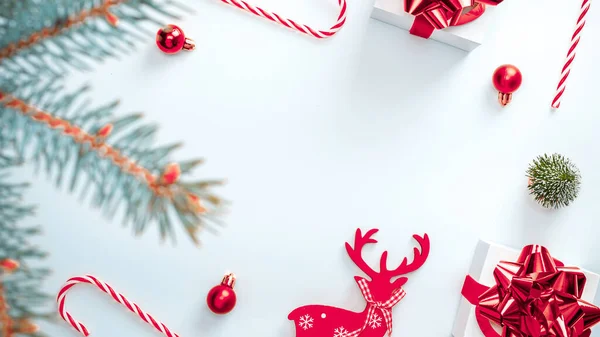 Geschenke Hintergrund Weiße Geschenkschachtel Mit Roter Schleife Neujahrskugeln Und Winterbaum — Stockfoto