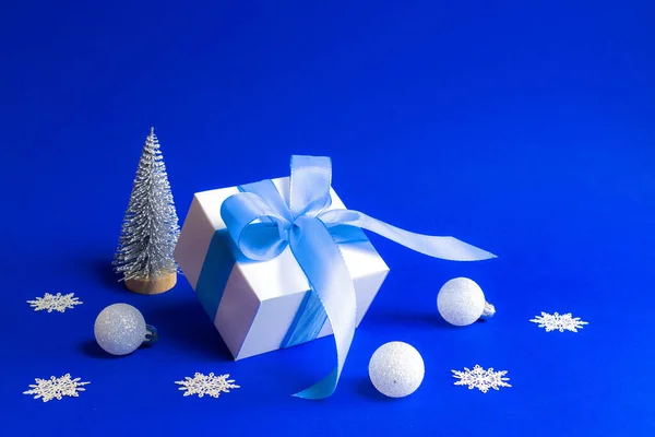 Різдвяний Фон Біла Подарункова Коробка Синьою Стрічкою Зимове Дерево Сніжинки — стокове фото