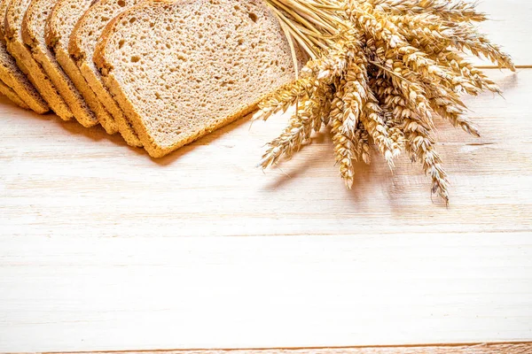 Geleneksel ekmek. Buğday tohumu kulaklı bir somun taze ekmek ya da ahşap desenli bir bitki. Çavdar ekmeği fırını. Fırın ürün etiketi için tasarım ögesi