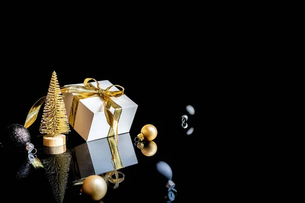 Venta Invierno Regalo Blanco Con Lazo Dorado Bolas Oro Árbol — Foto de Stock