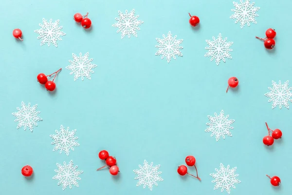 Adventskranz Rote Beeren Weiße Schneeflocken Form Rahmen Auf Pastellblauem Hintergrund — Stockfoto