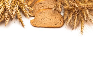 Somun ekmek. Çavdar ekmeği ve ekmek kırıntılarıyla. Buğday tohumu kulaklı ve beyaz arka planda izole edilmiş taze bir somun köy ekmeği. Biyolojik malzemeler, çok sağlıklı tohumlar.