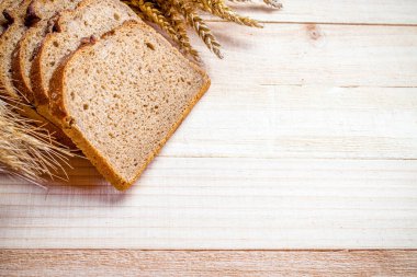 Çavdar ekmeği. Kabuklu somun ve ekmek kırıntılarıyla fırın. Buğday tohumu kulaklı bir somun rustik ekmek ya da doğal ahşap arka planda çavdar mahsulü bitki. Sağlıklı gıda konsepti