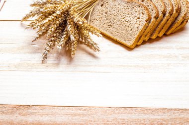 Çavdar viskisi. Buğday tohumu kulaklı bir somun taze ekmek ya da ahşap desenli bir bitki. Kabuklu somun ve ekmek kırıntılarıyla fırın. Fırın ürün etiketi için tasarım ögesi