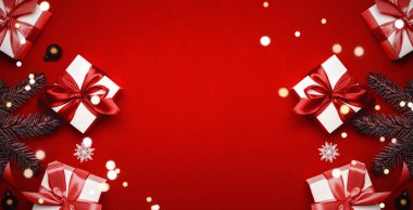 Hediye arka planı. Kırmızı kurdeleli beyaz hediye kutusu, yılbaşı baloları ve tebrik kartı için koyu kırmızı arka planda parlak ışıklar. Düz konum, üst görünüm, kopyalama alanı