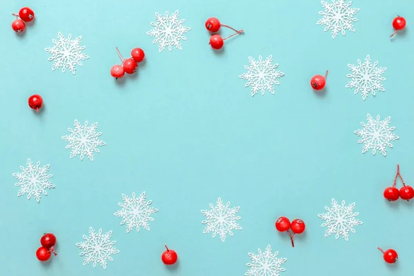 Weihnachten Hintergrund Weiße Schneeflocken Rote Beeren Weihnachtlicher Komposition Auf Pastellblauem — Stockfoto