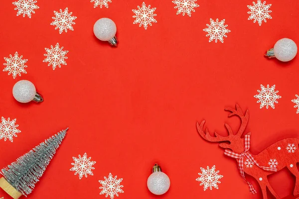 Weihnachtsmuster Weiße Schneeflocken Tanne Silberne Kugeln Weihnachtskomposition Auf Rotem Hintergrund — Stockfoto