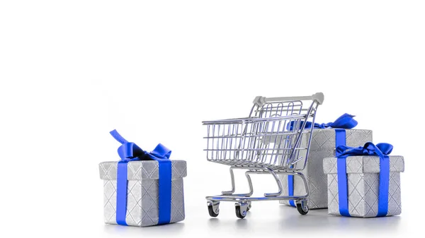 Értékesítési Ikon Szupermarket Bevásárlókocsi Karácsonyi Vagy Születésnapi Ajándékdobozzal Elszigetelt Fehér — Stock Fotó