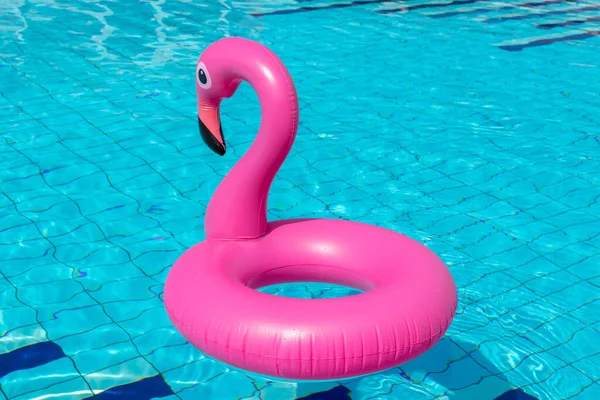 Tropischer Hintergrund Rosa Aufblasbare Flamingo Pool Wasser Für Sommer Strand — Stockfoto