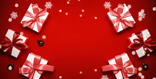 Geschenke Hintergrund Weiße Geschenkschachtel Mit Scharlachrotem Band Neujahrskugeln Und Funkelnden — Stockfoto