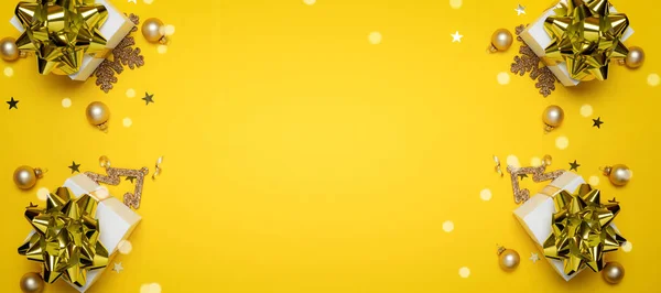 Різдвяний Фон Жовтий Біла Подарункова Коробка Золотою Стрічкою Новорічними Кульками — стокове фото