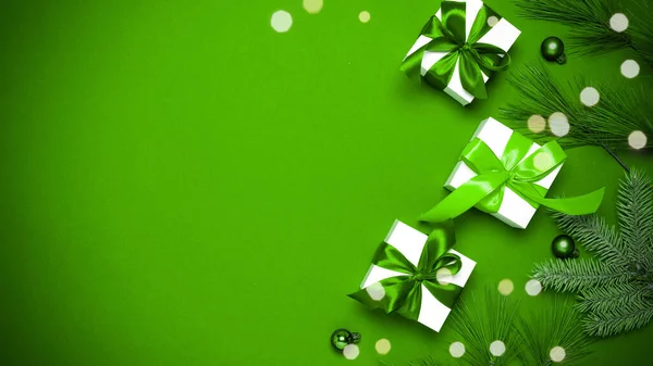 Překvapivý Dárek Bílá Dárková Krabička Smaragdovou Stuhou Novoroční Míčky Jiskřivá — Stock fotografie
