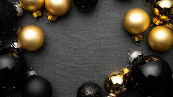 Καλά Χριστούγεννα Χρυσή Πρωτοχρονιά Μπάλες Μαύρα Μπιχλιμπίδια Σύνθεση Χριστούγεννα Σκούρο — Φωτογραφία Αρχείου