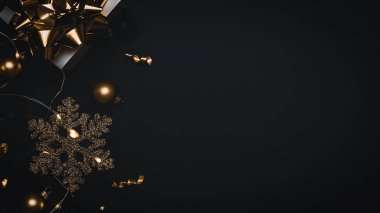 Sürpriz hediye. Altın kurdeleli beyaz hediye kutusu, yeni yıl baloları ve ışıl ışıl ışık çelenkleri tebrik kartı için siyah arka planda. Düz konum, üst görünüm, kopyalama alanı