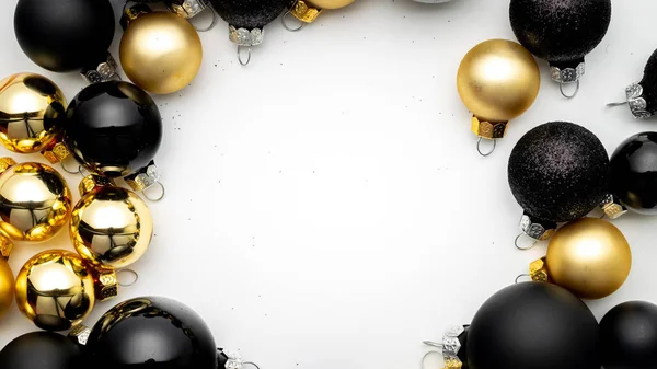 ギフトボックスの背景 コピースペースと白の背景にゴールドクリスマスのバーベキュー装飾 テキストのためのスペースとクリスマスの背景 — ストック写真