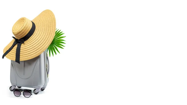Strand Achtergrond Vrouwen Accessoires Reiziger Koffer Strohoed Zonnebril Geïsoleerd Witte — Stockfoto