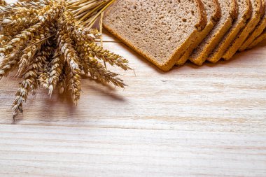 Çavdar viskisi. Buğday tohumu kulaklı bir somun taze ekmek ya da ahşap desenli bir bitki. Kabuklu somun ve ekmek kırıntılarıyla fırın. Fırın ürün etiketi için tasarım ögesi