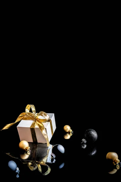 Penjualan Natal Hadiah Putih Dengan Busur Emas Bola Emas Dan — Stok Foto