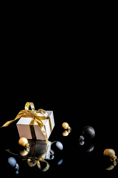 Vendita Natale Regalo Bianco Con Fiocco Oro Palline Oro Albero — Foto Stock