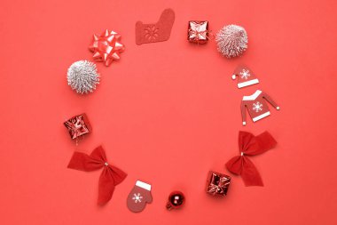 Noel çelengi. Çorap, hediyeler, kış ağacı, kurdele ve selamlama kartı için kırmızı arka planda fiyonk. Metin için alanı olan Xmas arkaplanı
