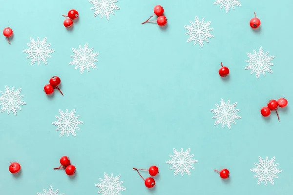 Weihnachtsverkauf Rote Beeren Weiße Schneeflocken Form Rahmen Auf Pastellblauem Hintergrund — Stockfoto