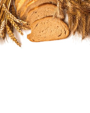 Ev yapımı ekmek. Çavdar ekmeği ve ekmek kırıntılarıyla. Buğday taneli taze köy ekmeği ya da beyaz arka planda izole edilmiş sivri uçlu bitki. Fırın ürün etiketi için tasarım ögesi