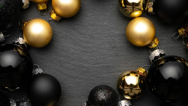 Χριστουγεννιάτικο Φόντο Μαύρα Μπιχλιμπίδια Χρυσές Μπάλες Χριστουγεννιάτικη Διακόσμηση Σκούρο Φόντο — Φωτογραφία Αρχείου