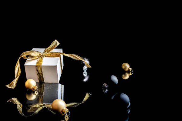 Felice Anno Nuovo Regalo Bianco Con Fiocco Oro Palline Oro — Foto Stock