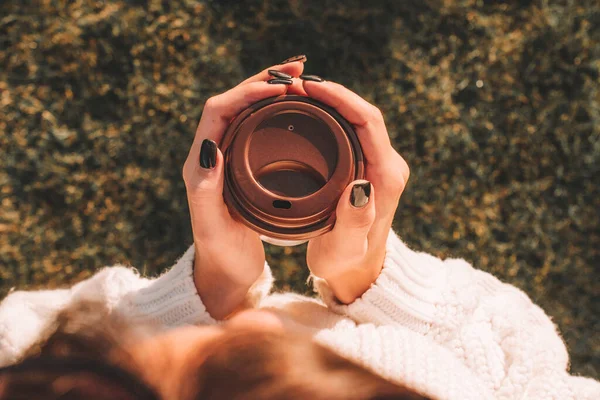 Uma Rapariga Beber Chá Jovem Feliz Com Xícara Café Luz — Fotografia de Stock